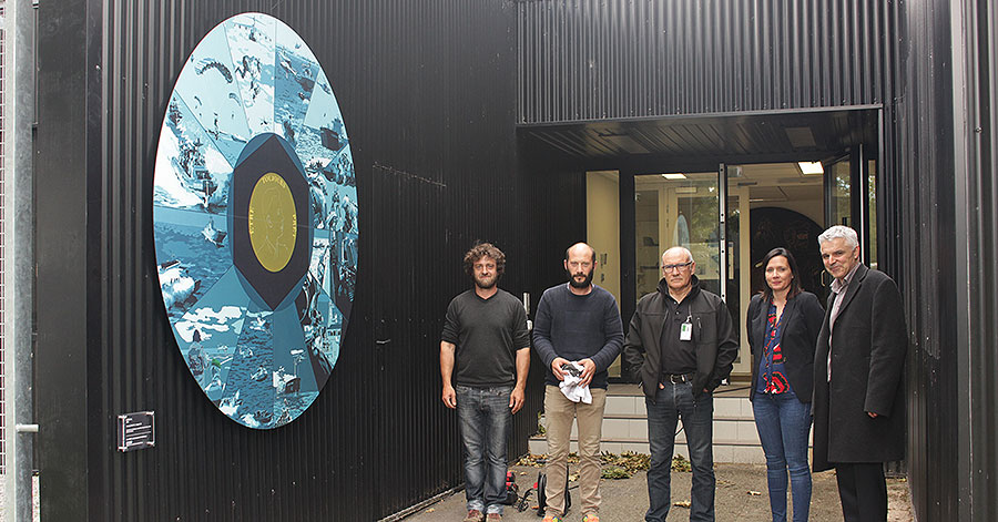 Green B posé à l'entrée du Commando de Penfentenyo et Guillevic, Fauchart, EMD et Objectif Numérique.